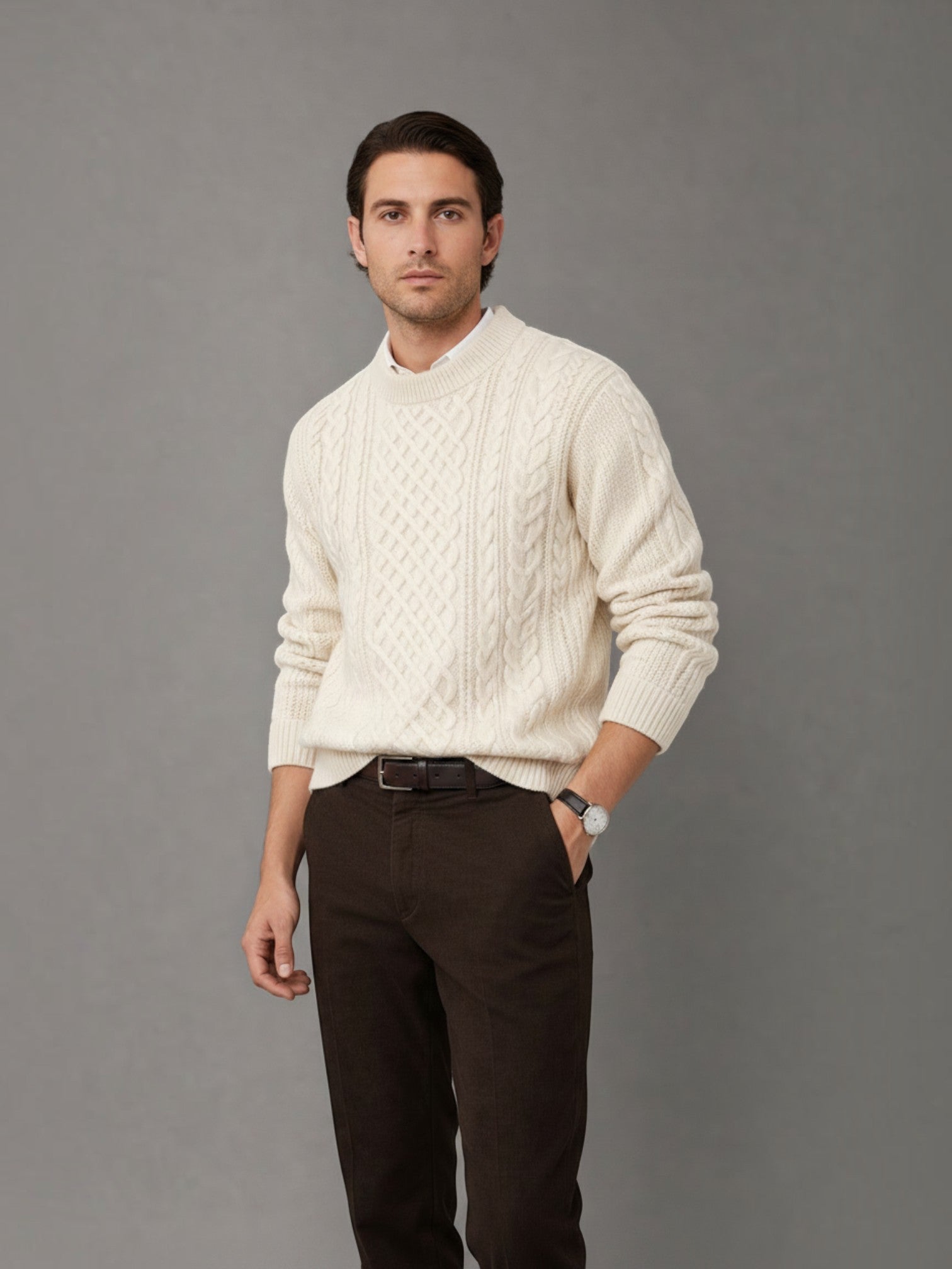 Modelo vestindo suéter Habitat Masculino Ariezzo off-white de tricot com textura de tranças e gola careca