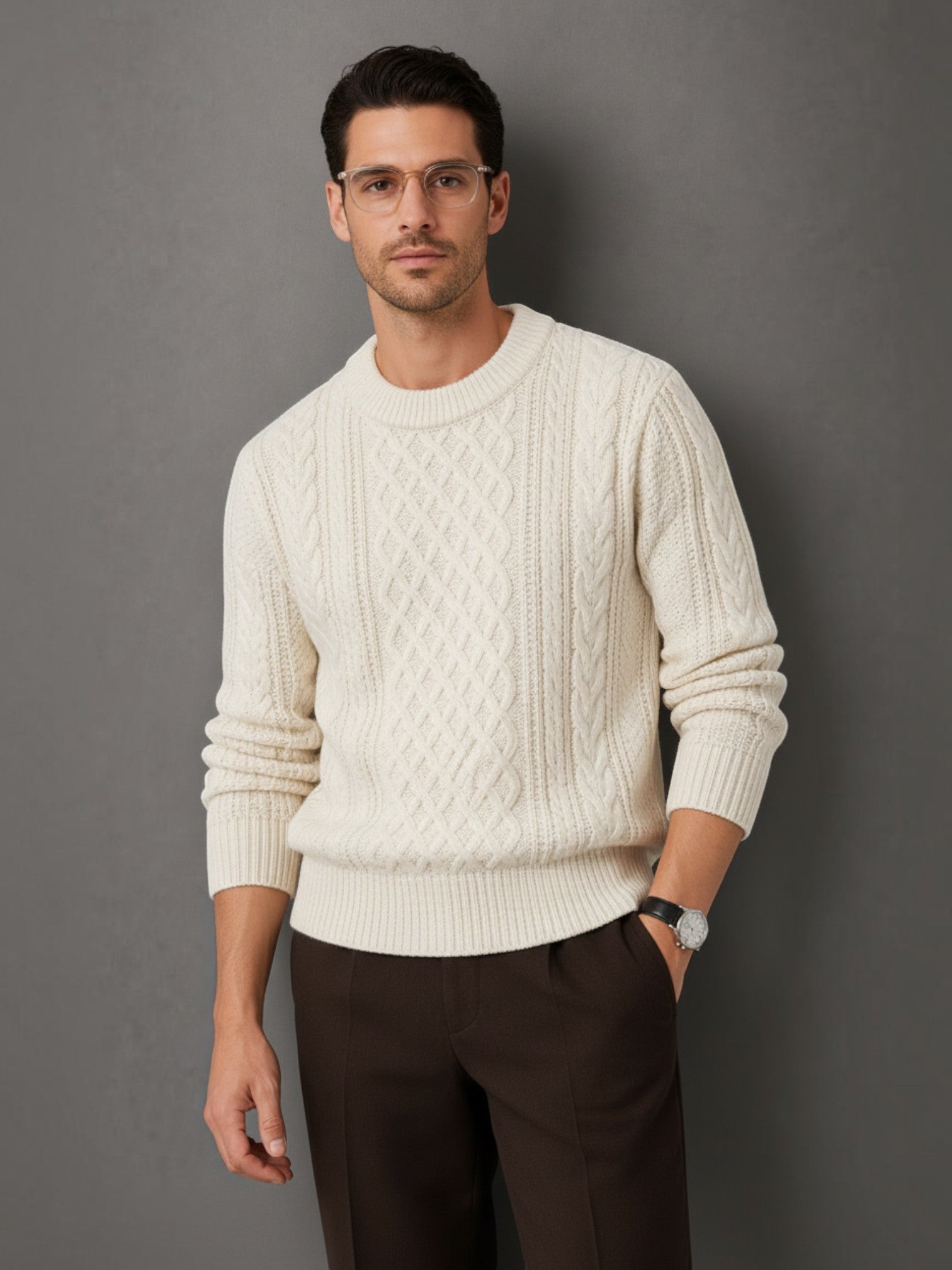 Modelo vestindo suéter Habitat Masculino Ariezzo off-white de tricô com textura trançada e gola careca