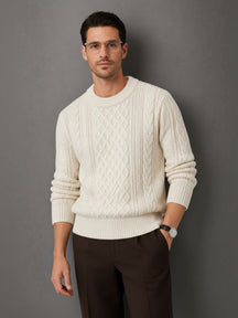 Modelo vestindo suéter Habitat Masculino Ariezzo off-white de tricô com textura trançada e gola careca