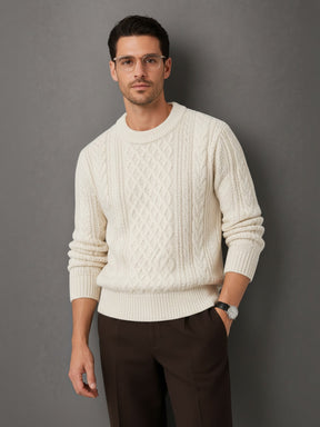 Modelo vestindo suéter Habitat Masculino Ariezzo off-white de tricô com textura trançada e gola careca