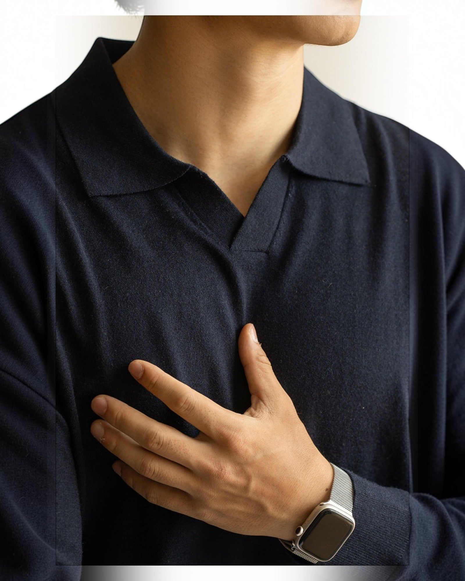 Homem vestindo suéter azul marinho Habitat Masculino com gola polo em tecido de algodão e elastano