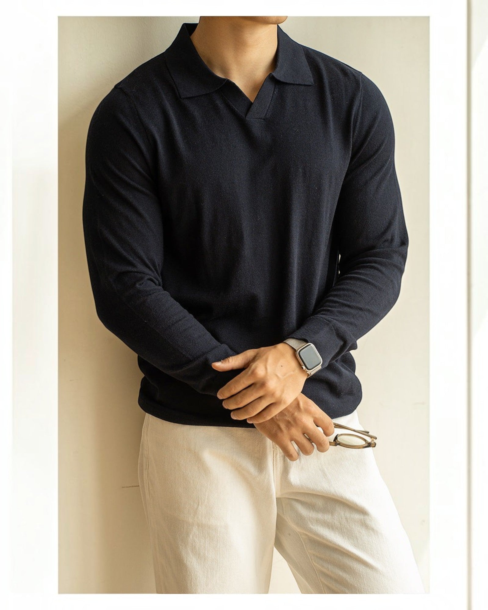 Homem vestindo suéter Habitat Masculino Cortina azul marinho de algodão com gola polo e mangas longas