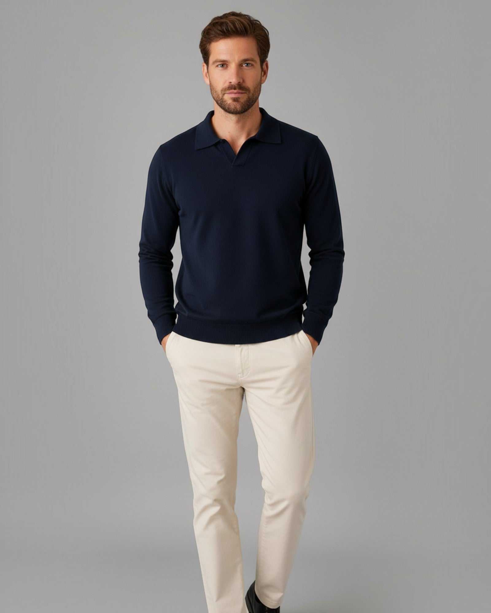 Homem vestindo suéter Habitat Masculino Cortina azul marinho de manga longa com gola polo em fundo cinza neutro