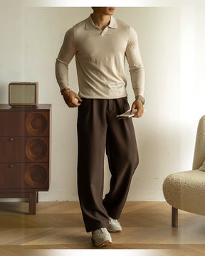 Homem vestindo suéter Habitat Masculino Cortina bege de gola polo em algodão com calça marrom em ambiente elegante