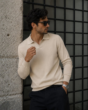 Homem vestindo suéter Habitat Masculino Cortina bege de algodão com gola polo em ambiente urbano elegante