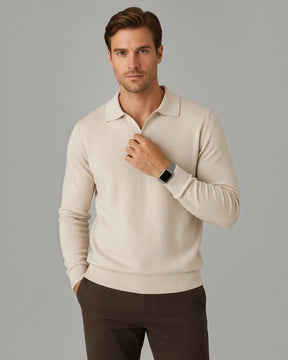 Modelo vestindo suéter Habitat Masculino Cortina bege de algodão com gola polo em fundo cinza neutro