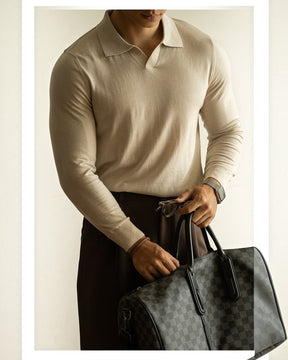 Homem vestindo suéter Habitat Masculino Cortina bege de algodão com gola polo em visual casual elegante