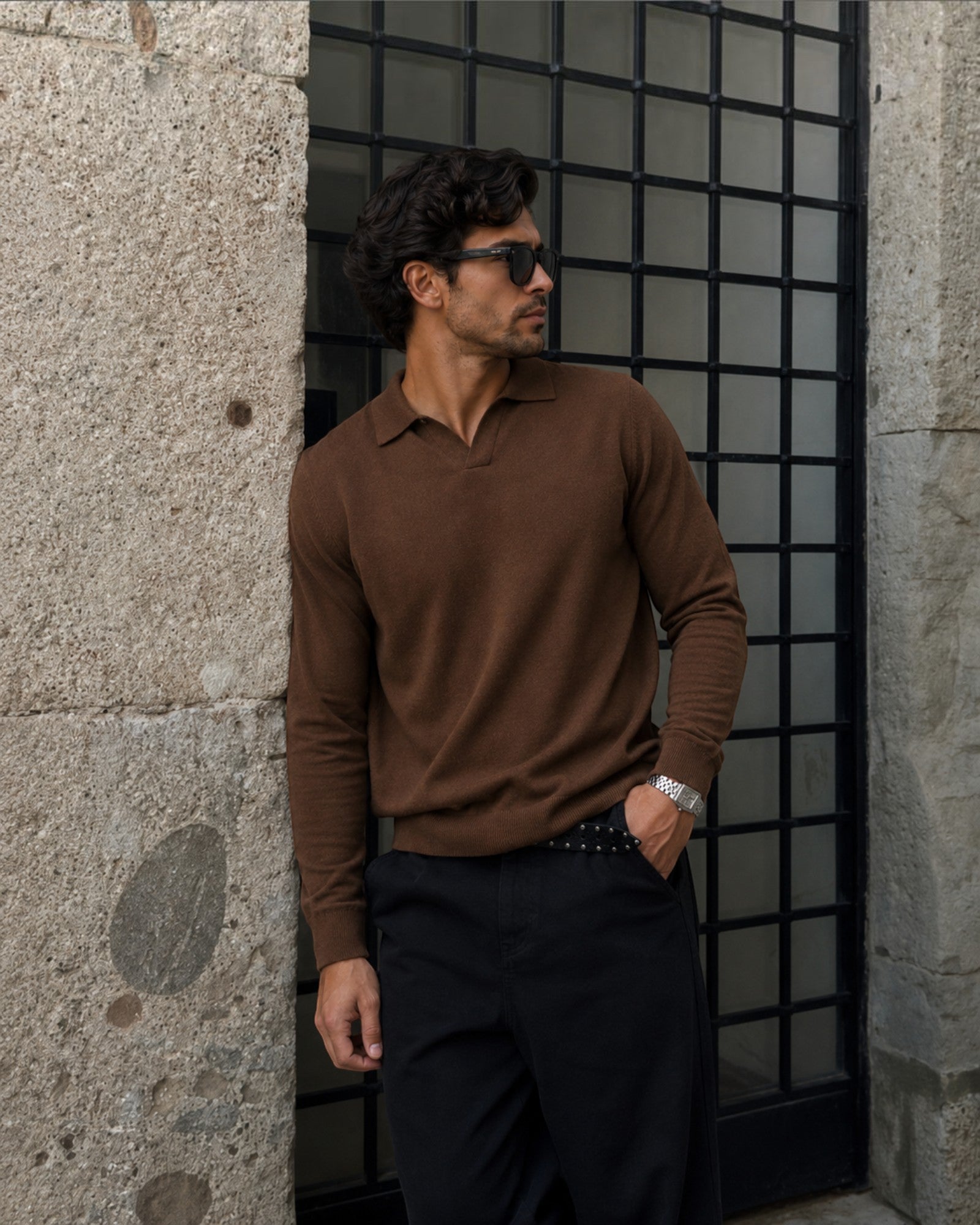 Homem vestindo suéter marrom Habitat Masculino Cortina com gola polo em ambiente urbano elegante.