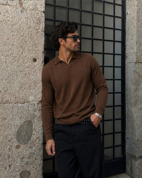Homem vestindo suéter marrom Habitat Masculino Cortina com gola polo em ambiente urbano elegante.