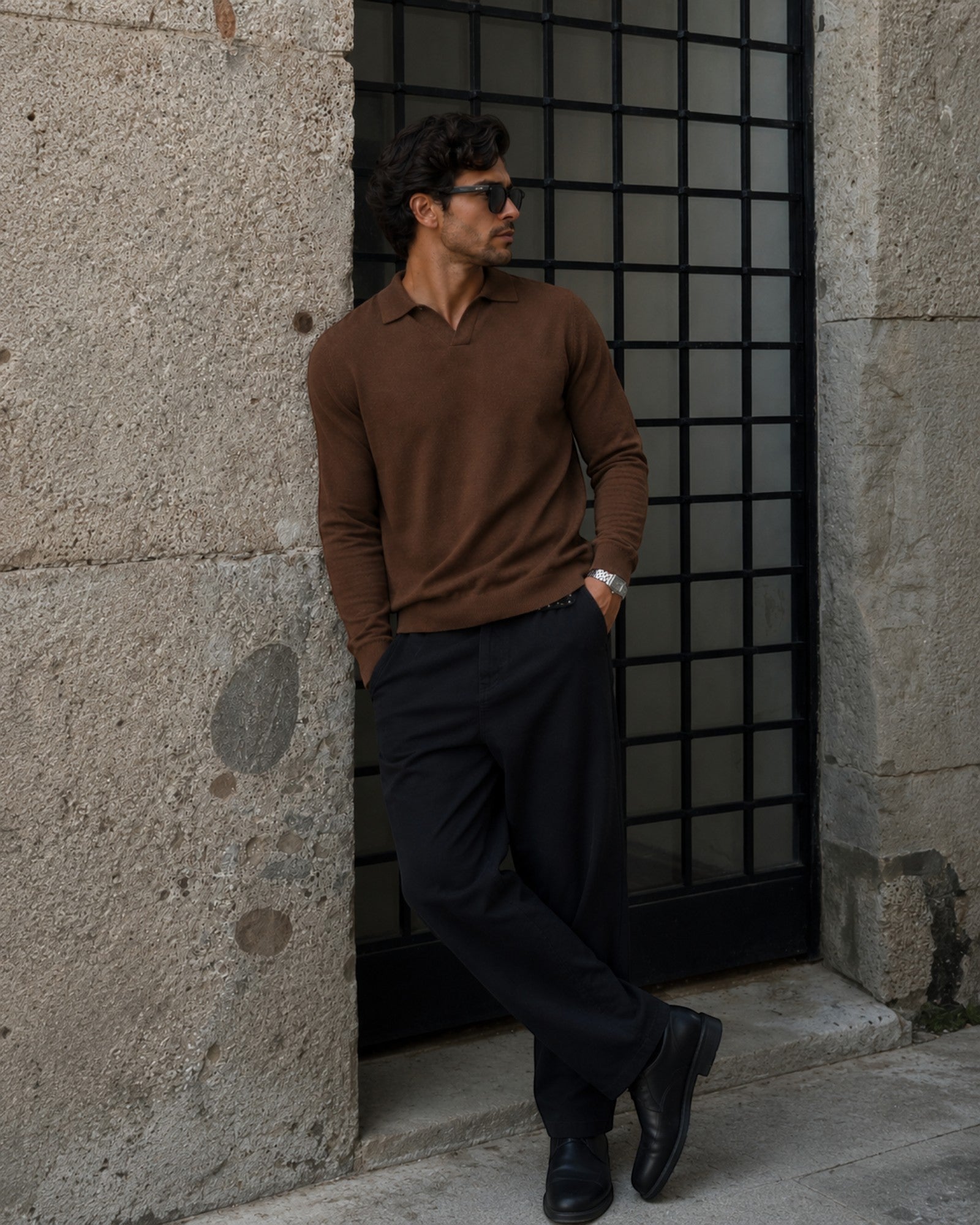 Homem vestindo suéter Habitat Masculino Cortina marrom de algodão com gola polo em ambiente urbano elegante