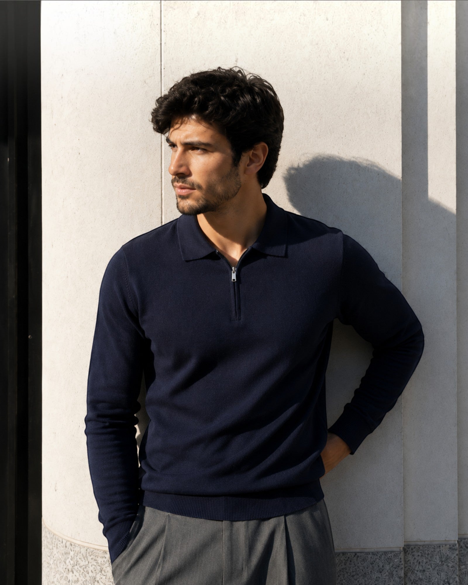 Homem vestindo suéter azul marinho de lã com zíper da Habitat Masculino, em estilo casual elegante ao ar livre.