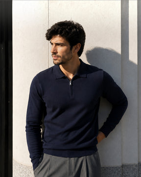 Homem vestindo suéter azul marinho de lã com zíper da Habitat Masculino, em estilo casual elegante ao ar livre.