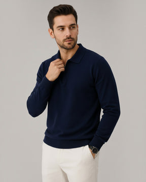 Modelo vestindo suéter azul marinho de lã com zíper no colarinho da marca Habitat Masculino