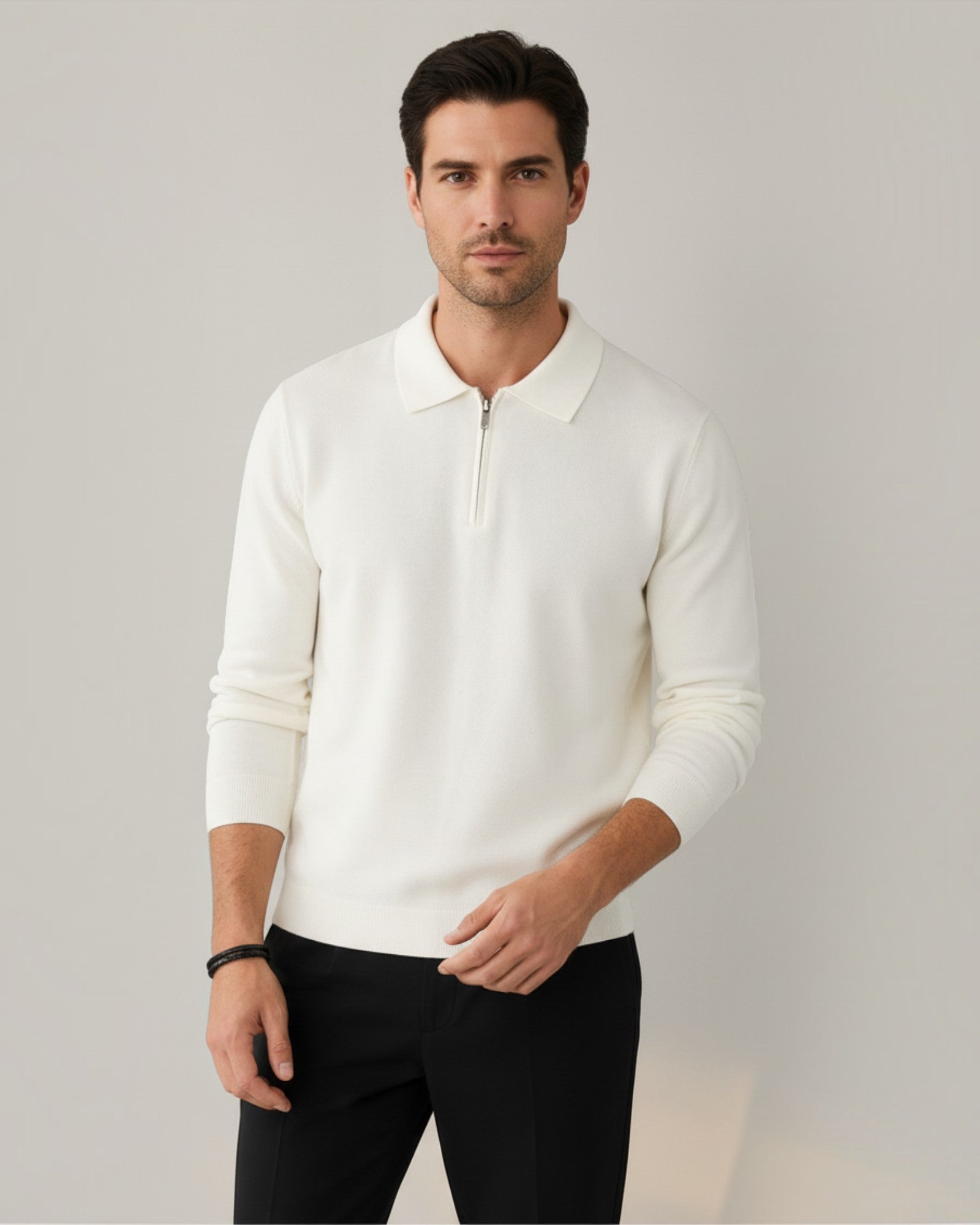 Homem vestindo suéter Habitat Masculino Valdieri branco de lã com gola polo e zíper frontal em fundo neutro
