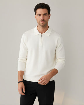 Homem vestindo suéter Habitat Masculino Valdieri branco de lã com gola polo e zíper frontal em fundo neutro