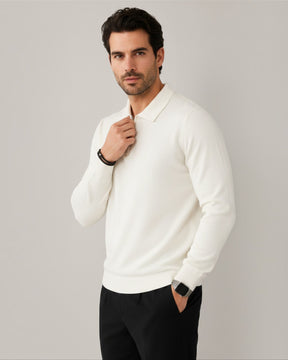 Modelo vestindo suéter Habitat Masculino Valdieri off-white de lã com gola polo e zíper, visual elegante e casual.