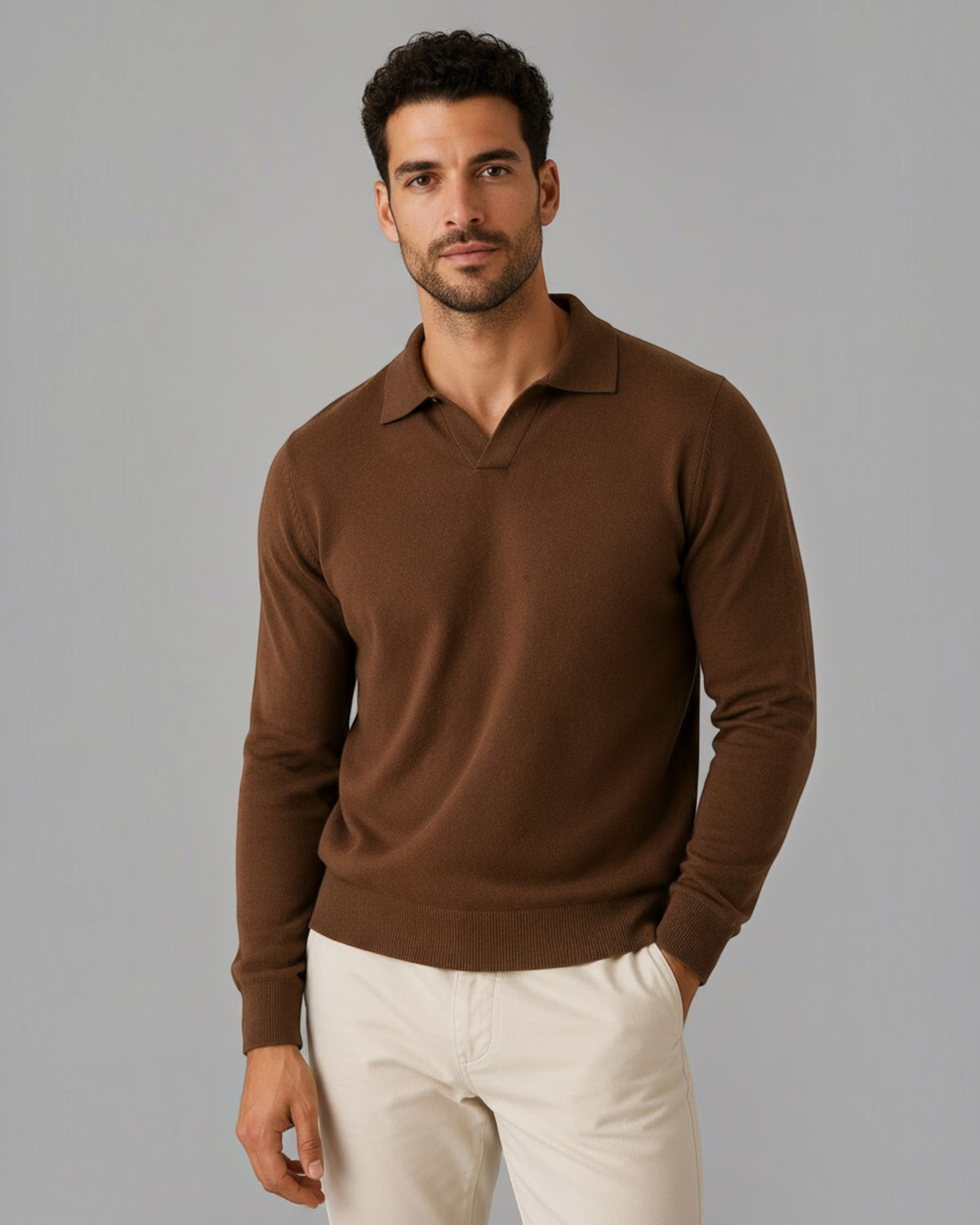 Homem vestindo suéter marrom Habitat Masculino com gola polo em algodão e elastano, estilo casual e elegante.