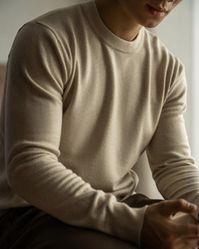 Homem vestindo suéter Habitat Masculino Ravello bege de algodão com elastano, gola careca e modelagem casual elegante.