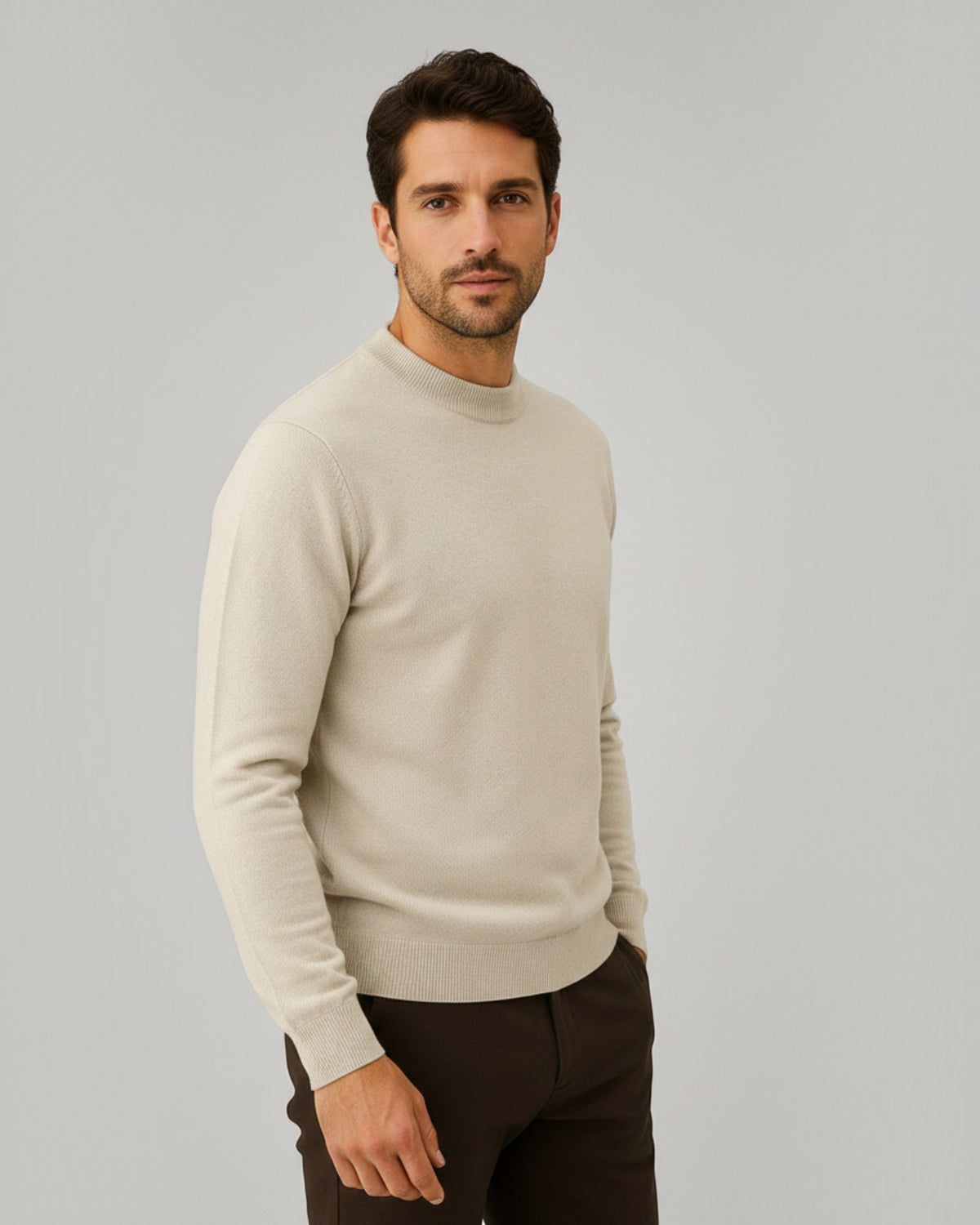 Homem vestindo suéter Habitat Masculino Ravello bege de algodão com elastano, gola redonda e modelagem casual.