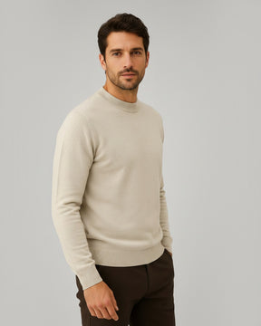 Homem vestindo suéter Habitat Masculino Ravello bege de algodão com elastano, gola redonda e modelagem casual.