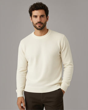 Modelo vestindo suéter Habitat Masculino Ravello off-white de algodão com elastano e gola careca