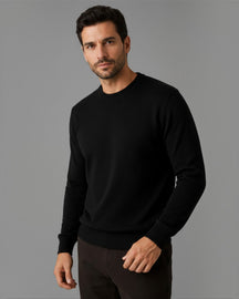 Homem vestindo suéter preto Habitat Masculino Ravello de algodão com elastano, modelagem casual e gola redonda
