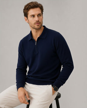 Homem vestindo suéter Habitat Masculino Valdieri azul marinho de lã com zíper no colarinho e calça clara