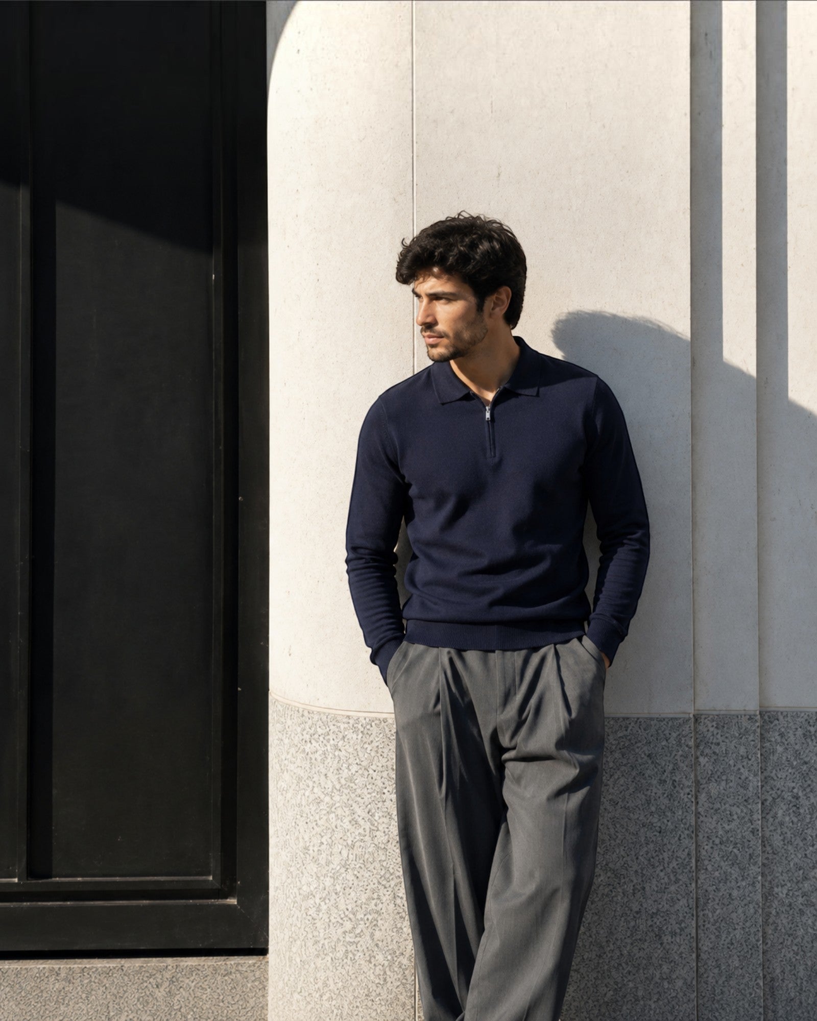 Homem vestindo suéter Habitat Masculino Valdieri azul marinho com zíper, estilo casual elegante em ambiente urbano.