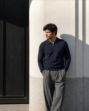 Homem vestindo suéter Habitat Masculino Valdieri azul marinho com zíper, estilo casual elegante em ambiente urbano.