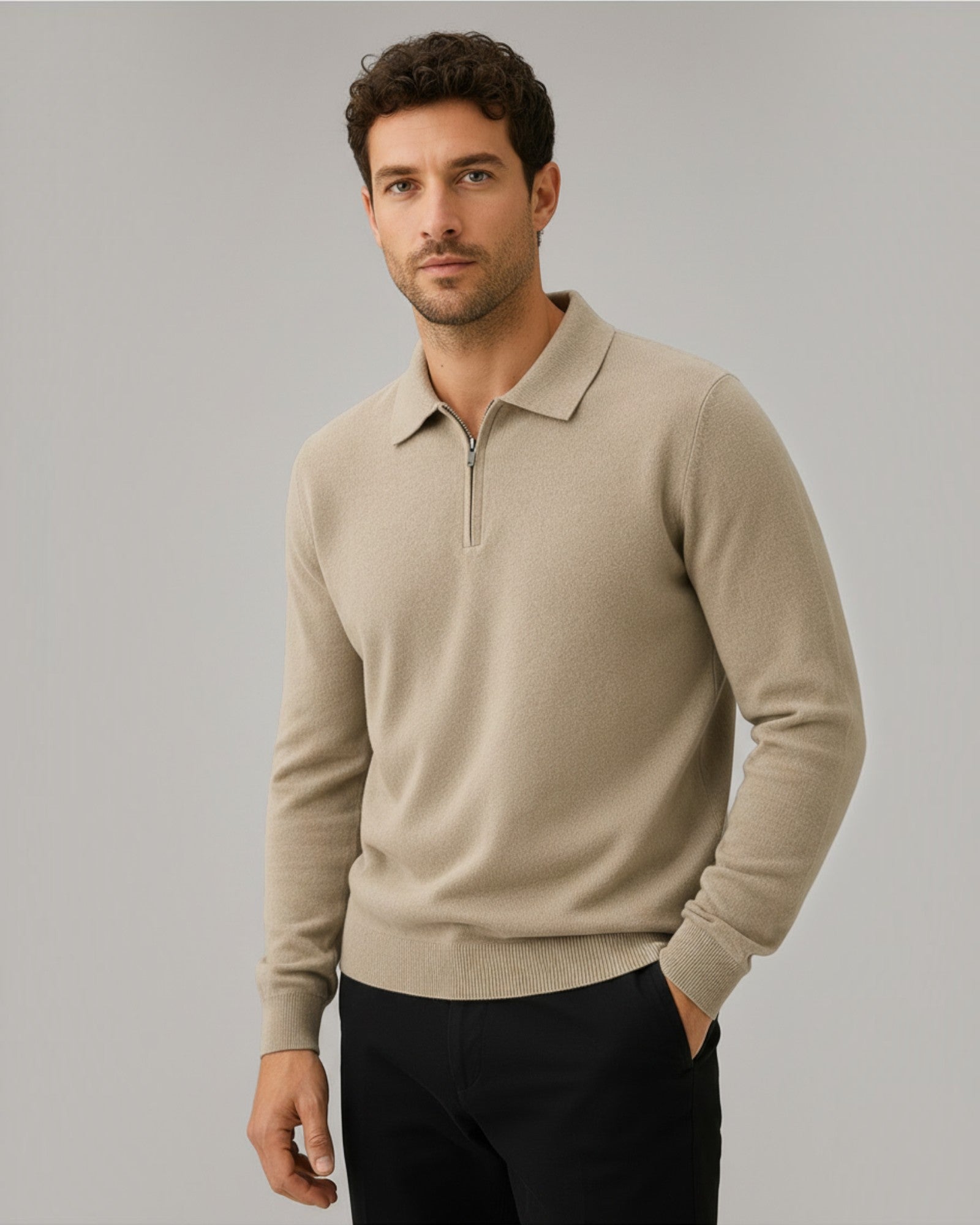 Modelo vestindo suéter Habitat Masculino Valdieri bege de lã com gola polo e zíper frontal em fundo neutro