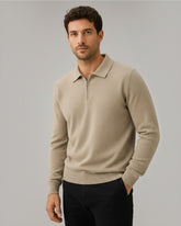 Modelo vestindo suéter Habitat Masculino Valdieri bege de lã com gola polo e zíper frontal em fundo neutro