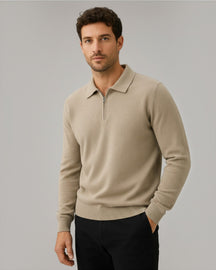 Modelo vestindo suéter Habitat Masculino Valdieri bege de lã com gola polo e zíper frontal em fundo neutro
