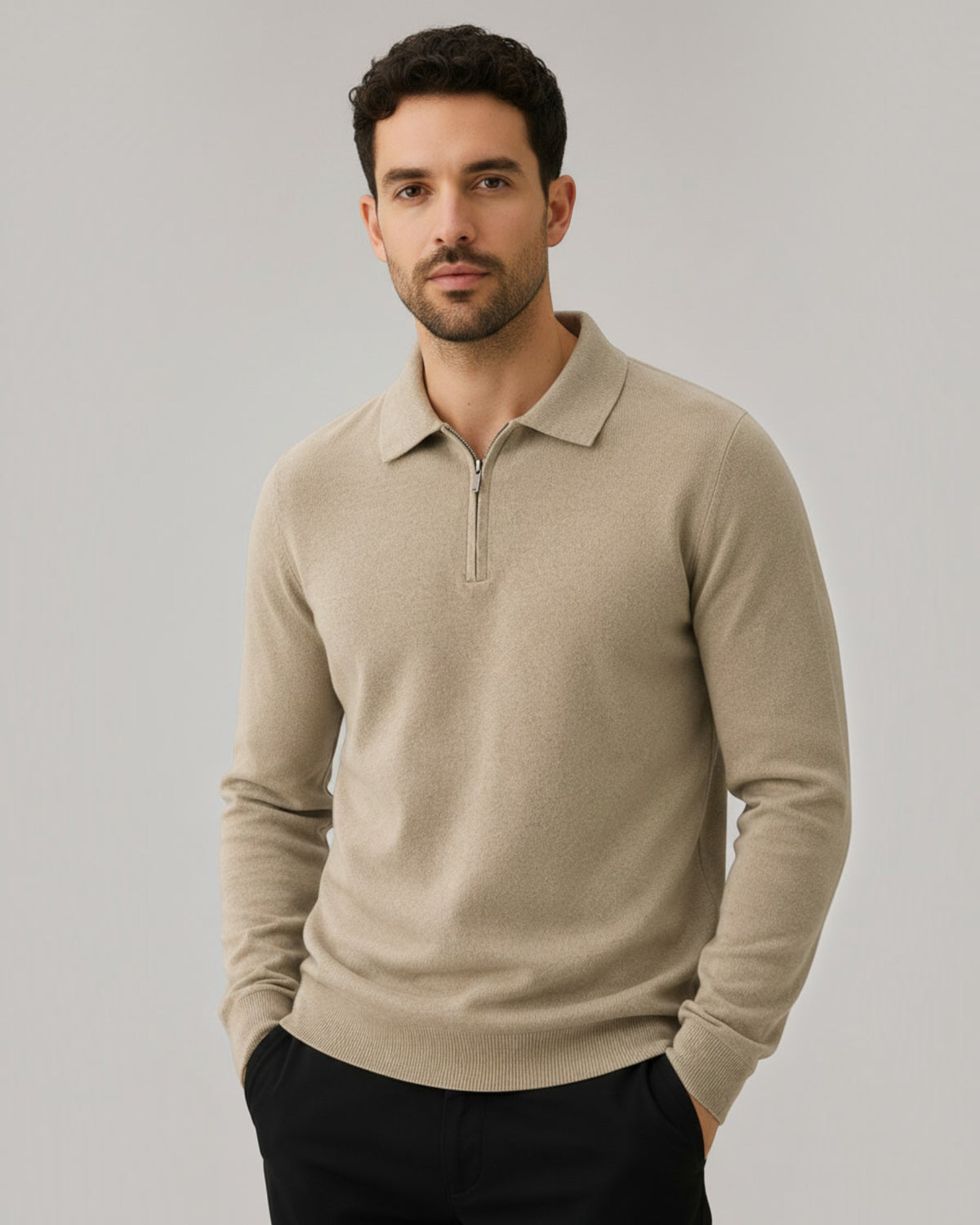 Modelo vestindo suéter Habitat Masculino Valdieri bege de lã com gola polo e zíper frontal em fundo neutro
