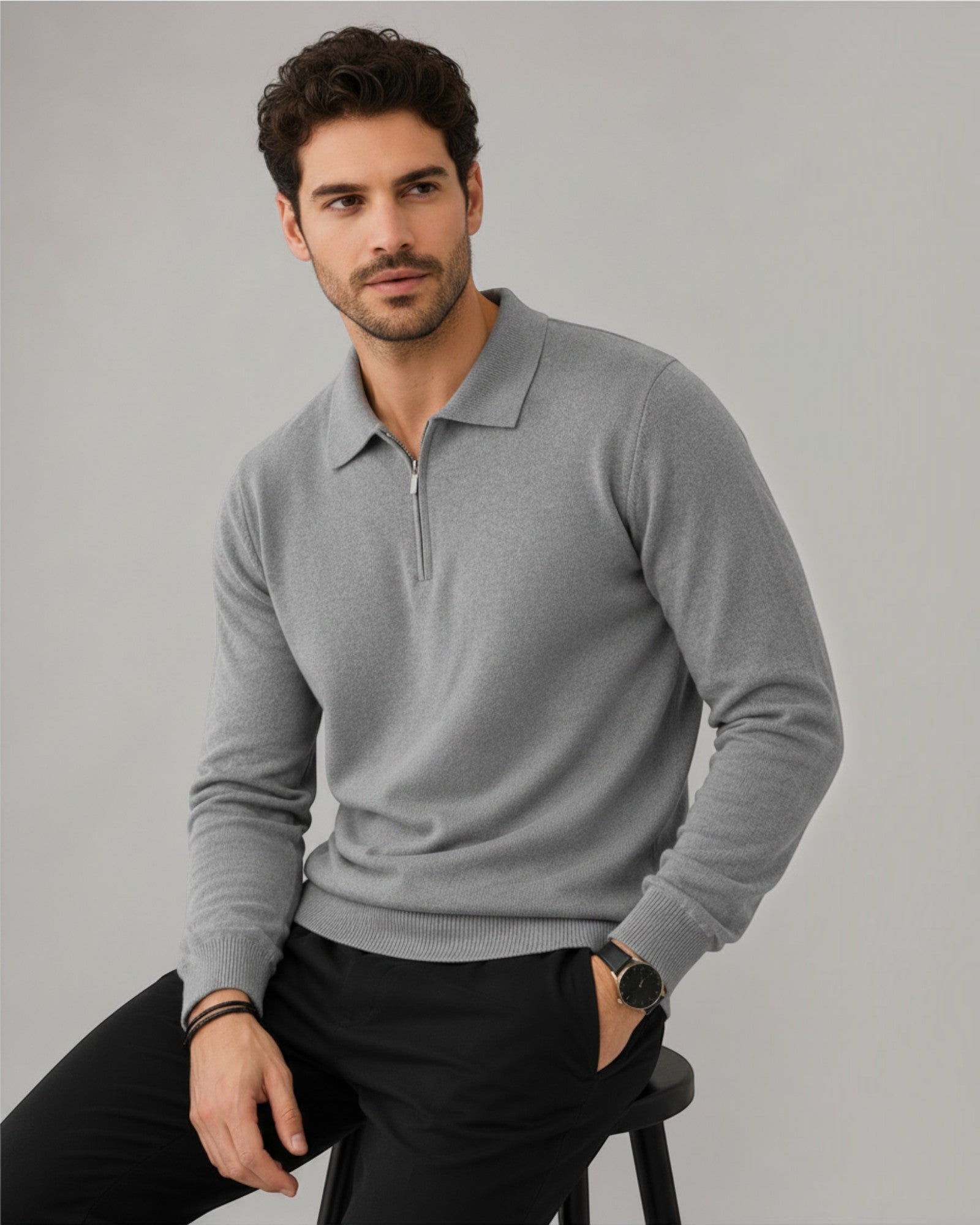 Modelo vestindo suéter Habitat Masculino Valdieri cinza de lã com gola polo e zíper frontal em fundo neutro