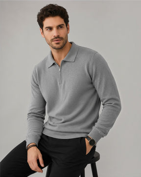 Modelo vestindo suéter Habitat Masculino Valdieri cinza de lã com gola polo e zíper frontal em fundo neutro