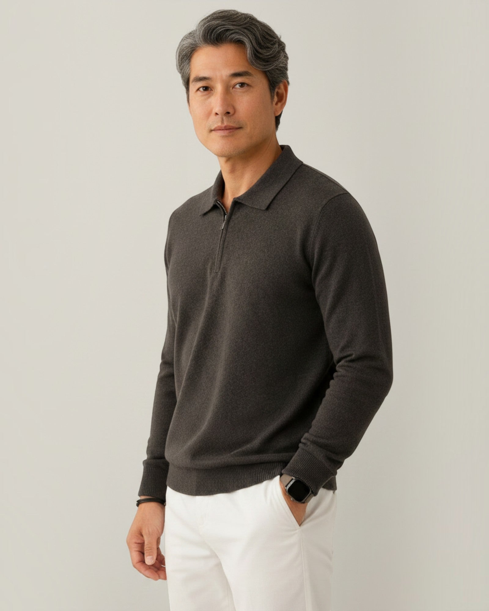 Modelo vestindo suéter Habitat Masculino Valdieri cinza escuro de lã com gola polo e zíper, visual elegante e casual.