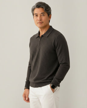 Modelo vestindo suéter Habitat Masculino Valdieri cinza escuro de lã com gola polo e zíper, visual elegante e casual.