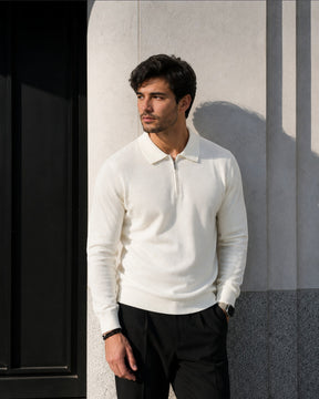 Homem vestindo suéter Habitat Masculino Valdieri off-white de lã com zíper no colarinho em ambiente urbano elegante.