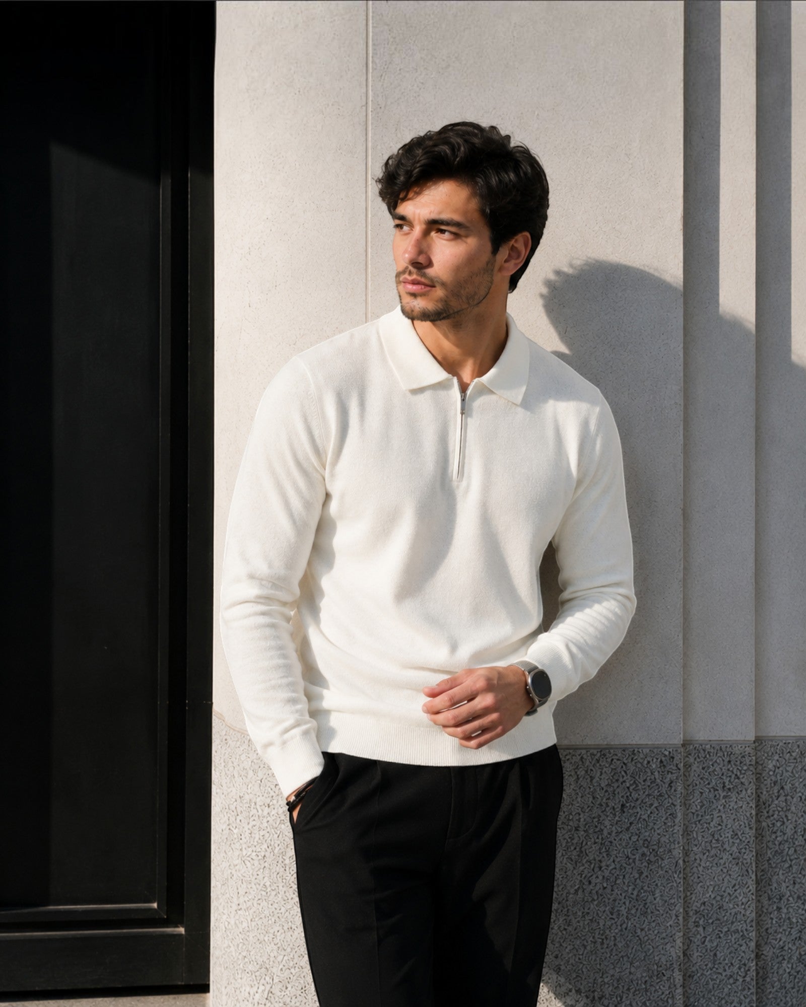 Homem vestindo suéter Habitat Masculino Valdieri off-white de lã com gola polo e zíper em ambiente urbano elegante